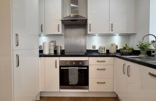 London Borough of Hounslow Apartment | Modern 2-Bedroom Flat with Balcony