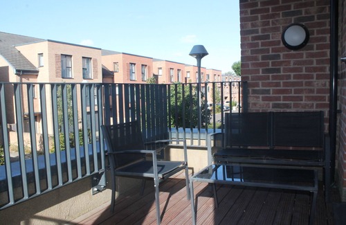 London Borough of Hounslow Apartment | Modern 2-Bedroom Flat with Balcony