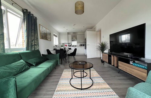 Sittingbourne Apartment | Modern 2-bedroom apartment in serene Central Sittingbourne with WiFi