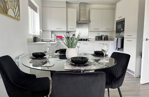 Sittingbourne Apartment | Modern 2-bedroom apartment in serene Central Sittingbourne with WiFi