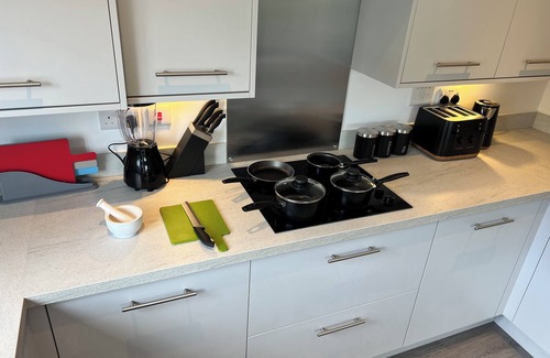 Sittingbourne Apartment | Modern 2-bedroom apartment in serene Central Sittingbourne with WiFi