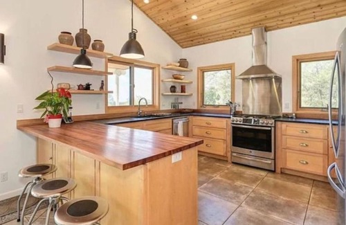 Volcano House | Modern 2 Bedroom Hilltop Retreat