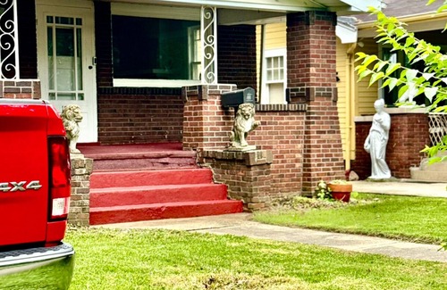 Decatur House | Modern 2-bedroom Home Near Millikin University and Lake Decatur