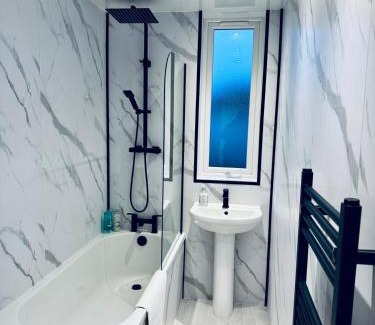 East End Apartment | Modern 2 bedroom House With Loft Conversion