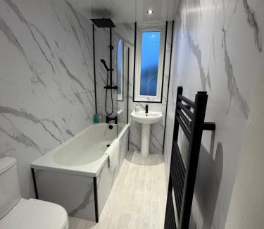 East End Apartment | Modern 2 bedroom House With Loft Conversion