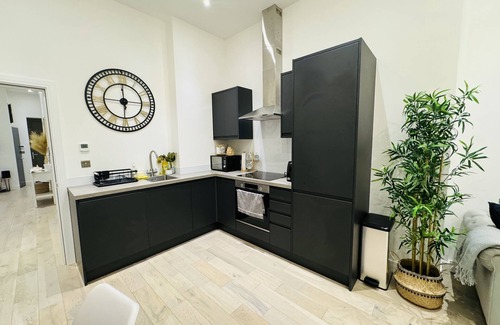 Carshalton Central Apartment | Modern 2 Bedroom in Sutton, Family Size Rooms With Modern Amentites , Free Wifi