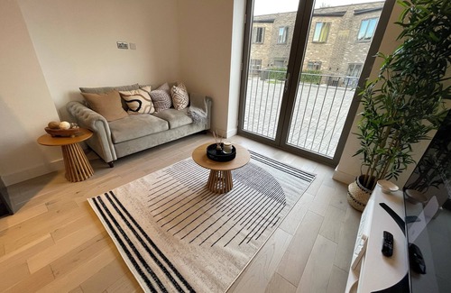 Carshalton Central Apartment | Modern 2 Bedroom in Sutton, Family Size Rooms With Modern Amentites , Free Wifi