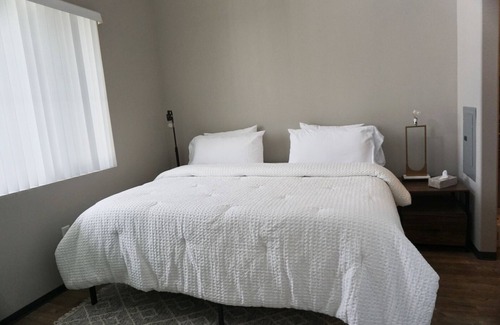 Airport Area Apartment | Modern 2 bedroom, Near SNA airport & Newport Beach