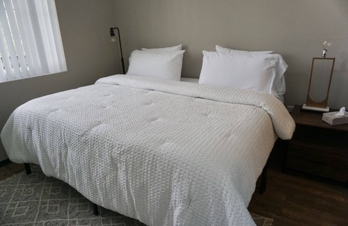 Airport Area Apartment | Modern 2 bedroom, Near SNA airport & Newport Beach