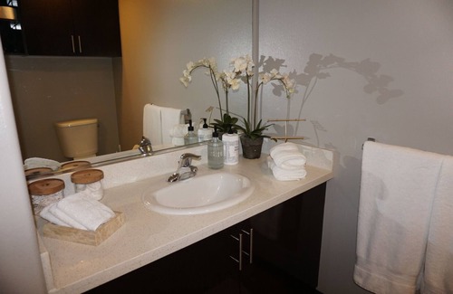 Airport Area Apartment | Modern 2 bedroom, Near SNA airport & Newport Beach