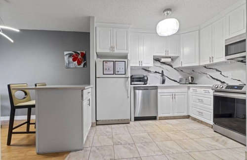 Beltline Condo | Modern 2-bedroom next to Stampede +17th w/Parking