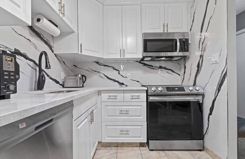 Beltline Condo | Modern 2-bedroom next to Stampede +17th w/Parking