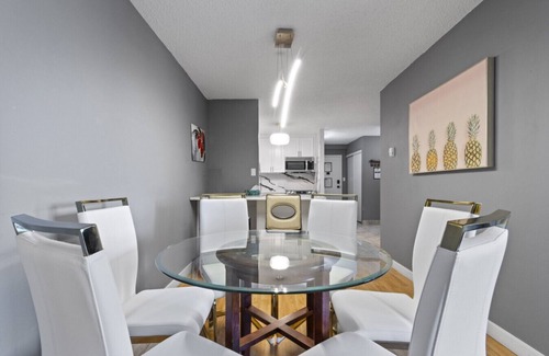 Beltline Condo | Modern 2-bedroom next to Stampede +17th w/Parking