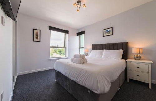 Auchengray House | Modern 2 bedroom penthouse with free parking