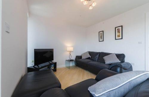 Auchengray House | Modern 2 bedroom penthouse with free parking