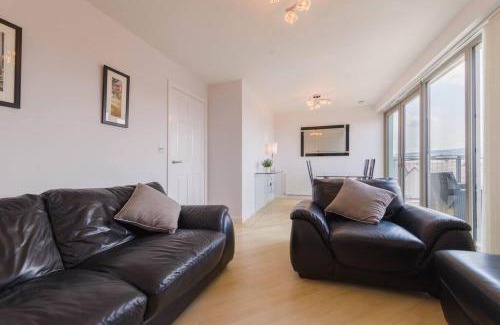 Auchengray House | Modern 2 bedroom penthouse with free parking