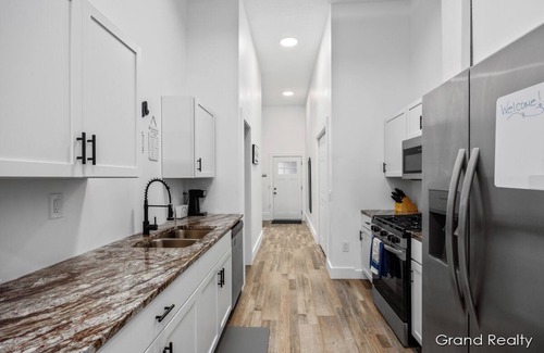 Creston Heights House | Modern 2-Bedroom Retreat! AC, WiFi, Laundry + Parking – Close to Downtown
