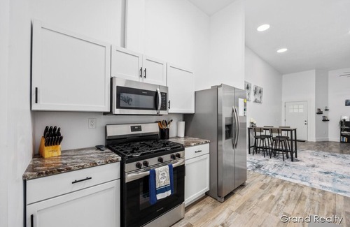 Creston Heights House | Modern 2-Bedroom Retreat! AC, WiFi, Laundry + Parking – Close to Downtown