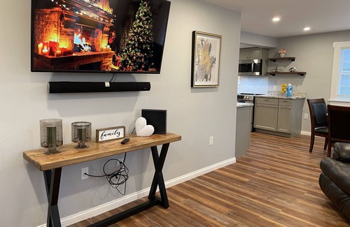 Manitowoc House | Modern 2 Bedroom Rental House, Close to Lake Michigan