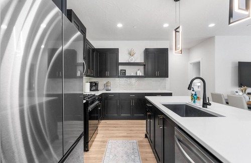 Hurricane Apartment | Modern 2-Bedroom Retreat in Downtown Hurricane Near Zion !