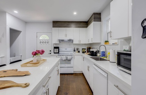 Riverdale House | Modern 2-Bedroom Retreat Steps from Danforth