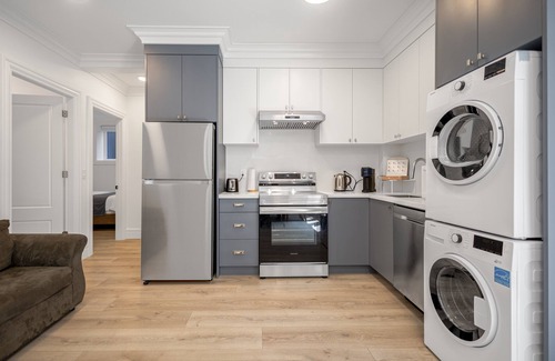Dunbar House | Modern 2-Bedroom Suite in Prime Location