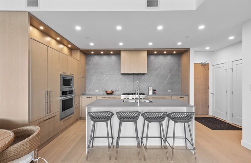 South Pandosy Apartment | Modern 2-Bedroom | The Caban w/Pool, Gym & Beach Access