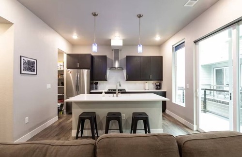 Five Points House | Modern 2-bedroom townhome w/rooftop patio in brilliant Denver