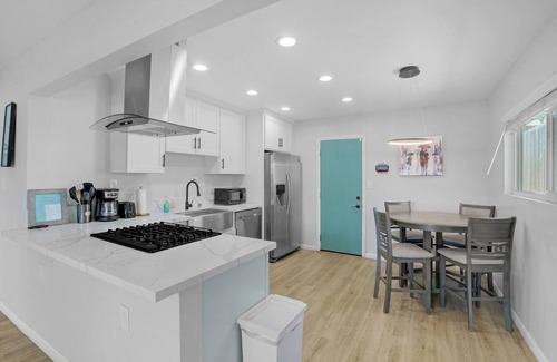 San Diego House | Modern 2 Bedroom w/Huge Yard - 5 min to Downtown!