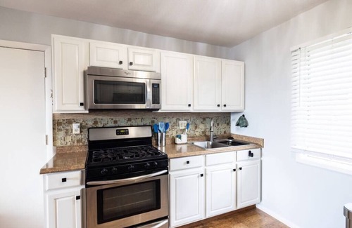 Historic Kailua Village Apartment | Modern 2 Bedroom w/AC + Ocean View, Downtown