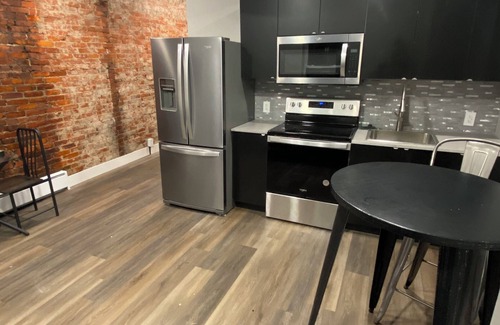 West Philadelphia Apartment | Modern 2-bedroom with WiFi, AC, Heat, near Philadelphia Zoo/Fairmount Park.