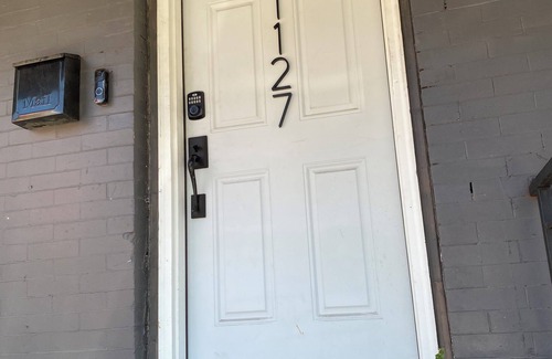 West Philadelphia Apartment | Modern 2-bedroom with WiFi, AC, Heat, near Philadelphia Zoo/Fairmount Park.