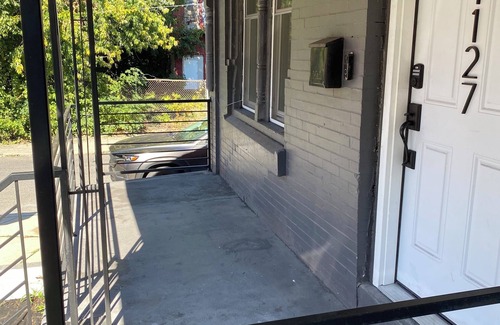 West Philadelphia Apartment | Modern 2-bedroom with WiFi, AC, Heat, near Philadelphia Zoo/Fairmount Park.