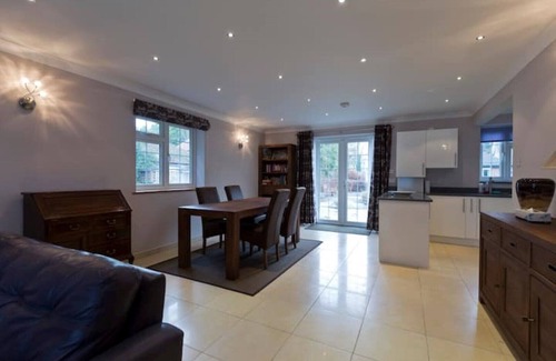 Horton House | Modern,2 Bedrooms, Pacious Near Heathrow and Windsor With Secure Gated Parking