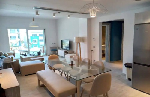 Ad-Dab'ah Ski Chalet | Modern 2 Bedrooms Serviced Apartment - Pool & Sea View