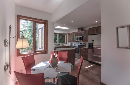 West Vancouver Apartment | Modern 2 beds top apartment surrounded by nature