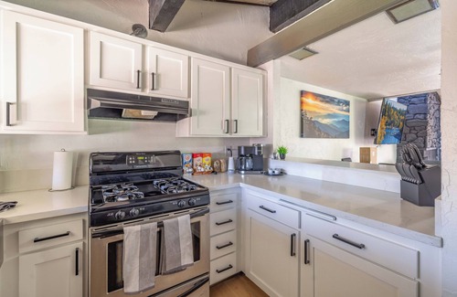 Big Bear Lake House | Modern 2 BR, 2.5 BA Townhome with Unbeatable Access to Snow Summit