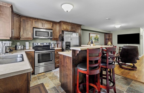 Terra Nova Apartment | Modern 2-BR Apt in West End with City Views