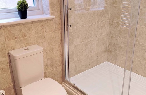 Hauxton Apartment | Modern 2 BR Ground Fl Apartment with Garden