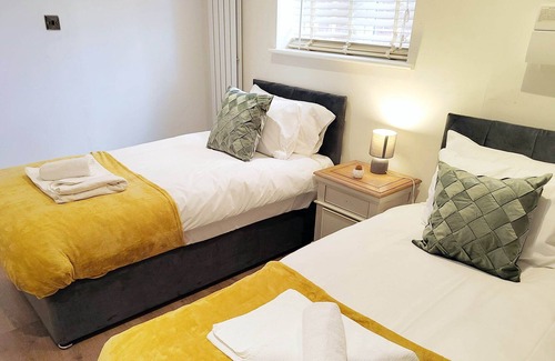Hauxton Apartment | Modern 2 BR Ground Fl Apartment with Garden