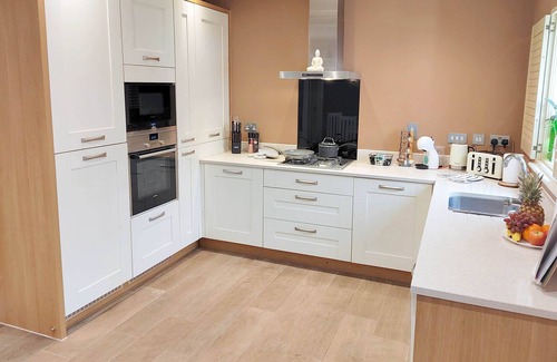 Hauxton Apartment | Modern 2 BR Ground Fl Apartment with Garden