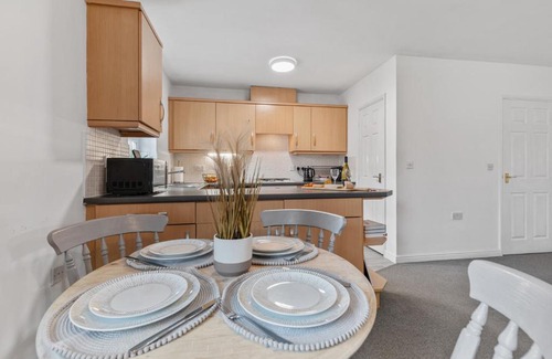 Edwinstowe Apartment | Modern 2-BR Home WiFi plus Parking