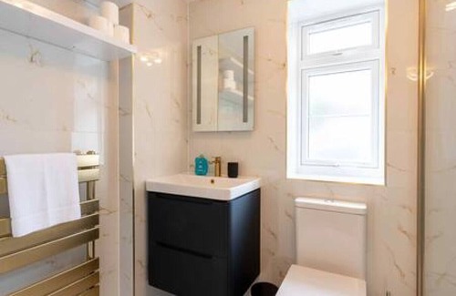 Cowley Apartment | Modern 2 BR In Cowley W/Free Parking