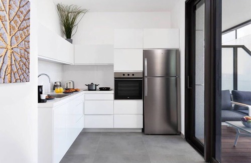 Kerem HaTeimanim Apartment | Modern 2 BR near Shouk Hacarmel by HolyGuest