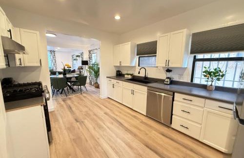 Mid-Wilshire Hotel | Modern 2-BR with 6 beds and Sofa bed in Miracle Mile Longwood