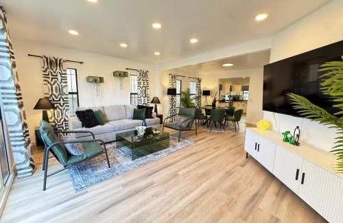 Mid-Wilshire Hotel | Modern 2-BR with 6 beds and Sofa bed in Miracle Mile Longwood