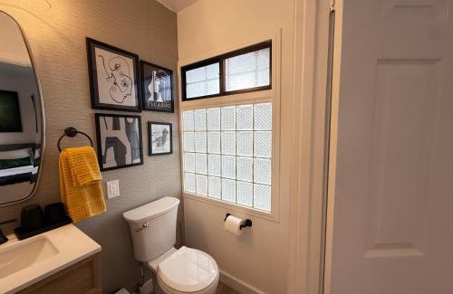 Mid-Wilshire Hotel | Modern 2-BR with 6 beds and Sofa bed in Miracle Mile Longwood