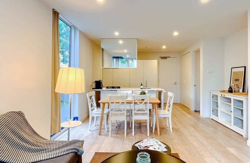 Brighton Apartment | Modern 2B Apartment in Brighton Near Bay Free Parking