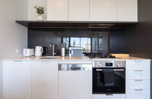 Hawthorn Apartment | Modern 2B Apartment with City Views