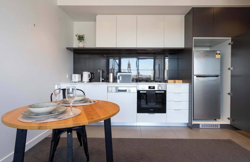 Hawthorn Apartment | Modern 2B Apartment with City Views
